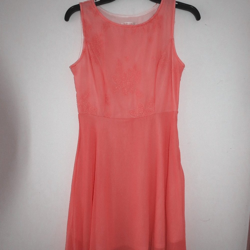 NEW Flowy dress with floral embroidered design